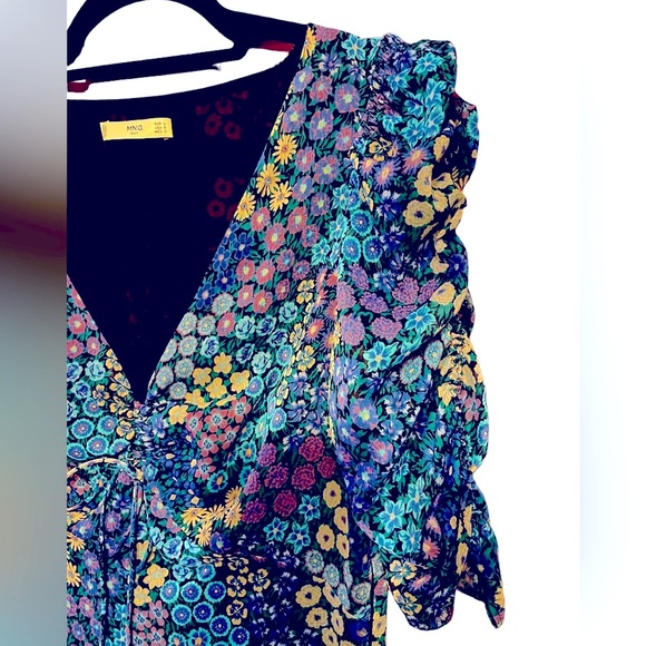 Mango Dresses & Skirts - MANGO chiffon-stunner sheer w lining. Rushe on puffer sleeves. Knee length. Lg.